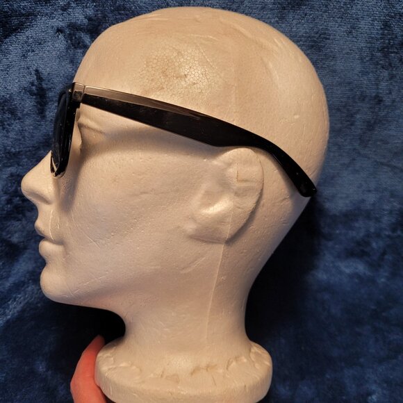 ~ Ladies Sunglasses - Picture 2 of 3